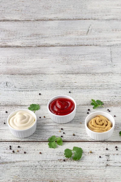 Beyaz ahşap arka planda baharatlı çeşitli soslar. Mayonez ketçap hardalı. Kopyalama alanı olan üst görünüm