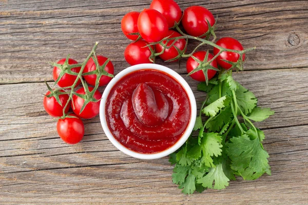 Cuenco Blanco Salsa Tomate Con Perejil Tomate Ketchup Sobre Fondo — Foto de Stock