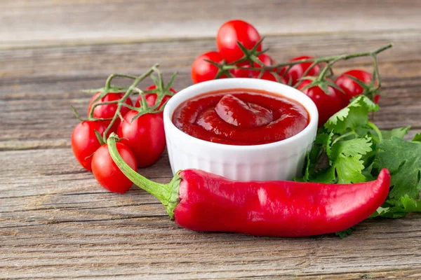 Fehér Tál Paradicsomszósz Petrezselyemborssal Paradicsommal Ketchup Természetes Háttér Fénymásolási Hely — Stock Fotó