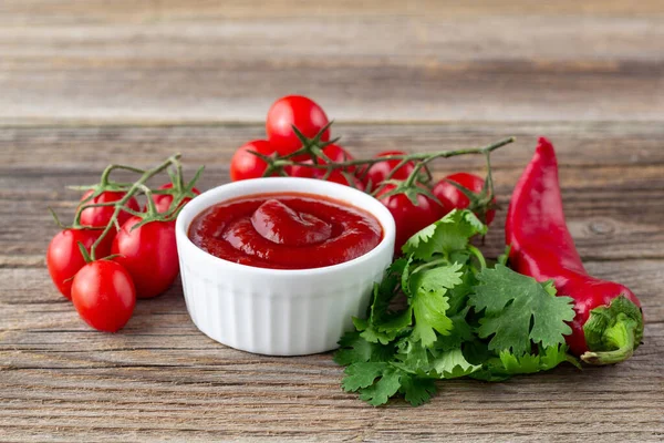 Fehér Tál Paradicsomszósz Petrezselyemborssal Paradicsommal Ketchup Természetes Háttér Fénymásolási Hely — Stock Fotó