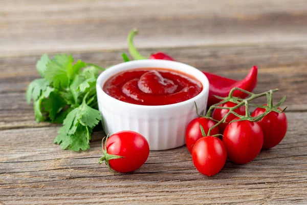 Fehér Tál Paradicsomszósz Petrezselyemborssal Paradicsommal Ketchup Természetes Háttér Fénymásolási Hely — Stock Fotó