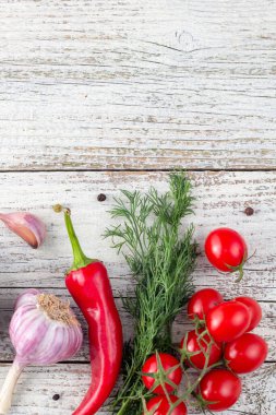 Domates sosunun içeriğinin sınırı. Beyaz ahşap arka planda ketçap hazırlamak için. Kopyalama alanı olan üst görünüm