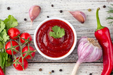 Domates sosunun içeriği. Beyaz ahşap arka planda ketçap hazırlamak için. Üst görünüm