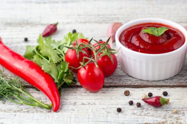 Domates sosunun içeriği. Beyaz ahşap arka planda ketçap hazırlamak için. Üst görünüm