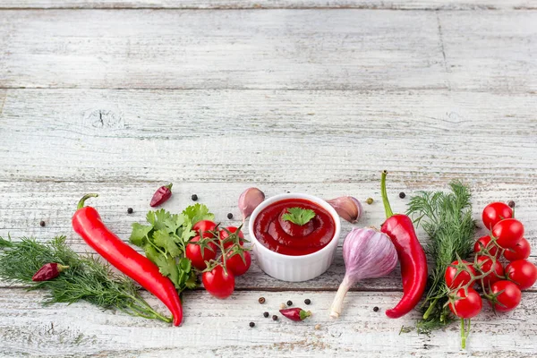 Domates sosunun içeriğinin sınırı. Beyaz ahşap arka planda ketçap hazırlamak için. Kopyalama alanı olan üst görünüm