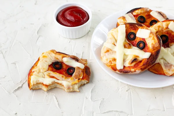 Mini Pizza Como Múmia Para Crianças Com Queijo Azeitonas Ketchup — Fotografia de Stock