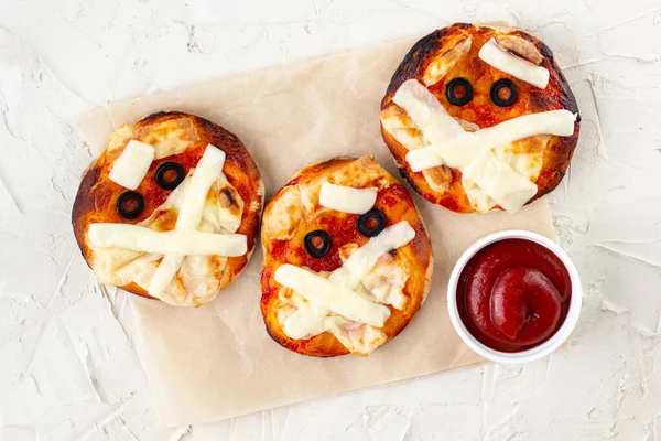 Mini Pizza Como Múmia Para Crianças Com Queijo Azeitonas Ketchup — Fotografia de Stock