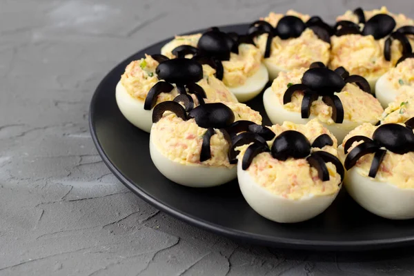 Cadılar Bayramı partisi için örümcekli yumurta. Çocuklar için eğlenceli yemek..