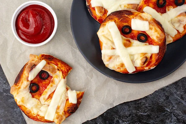 Mini Pizza Como Múmia Para Crianças Com Queijo Azeitonas Ketchup — Fotografia de Stock