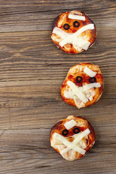 Міні Піца Мумія Дітей Сиром Оливками Кетчупом Смішна Божевільна Їжа — стокове фото