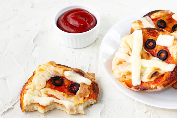 Mini Pizza Como Múmia Para Crianças Com Queijo Azeitonas Ketchup — Fotografia de Stock