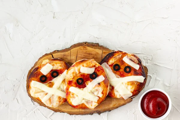 Mini Pizza Als Kindermama Mit Käse Oliven Und Ketchup Lustige — Stockfoto