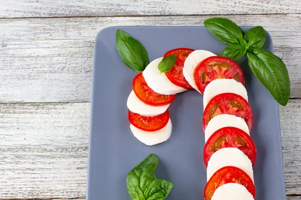 Vánoční Caprese Salát Formě Cukrové Třtiny Mozzarella Rajčata Šedém Talíři — Stock fotografie