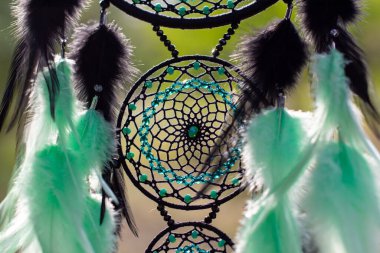 Tüylü, boncuklu ipleri sallanan bir düş kapanı. El yapımı düş kapanı.