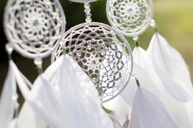 Tüylü, boncuklu ipleri sallanan bir düş kapanı. El yapımı düş kapanı.