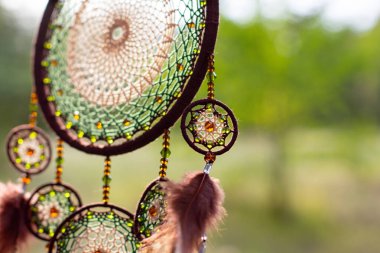 Tüylü, boncuklu ipleri sallanan bir düş kapanı. El yapımı düş kapanı.