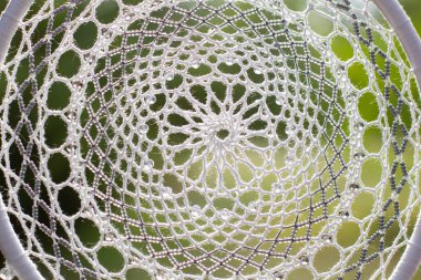 Tüylü, boncuklu ipleri sallanan bir düş kapanı. El yapımı düş kapanı.