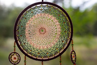 Tüylü, boncuklu ipleri sallanan bir düş kapanı. El yapımı düş kapanı.