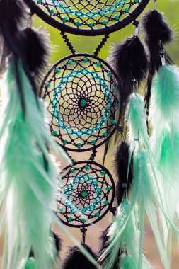 Tüylü, boncuklu ipleri sallanan bir düş kapanı. El yapımı düş kapanı.