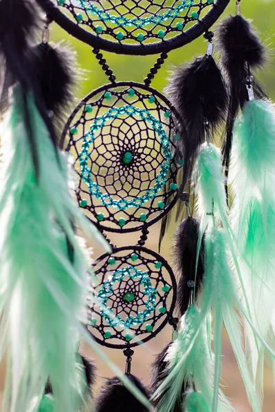 Tüylü, boncuklu ipleri sallanan bir düş kapanı. El yapımı düş kapanı.