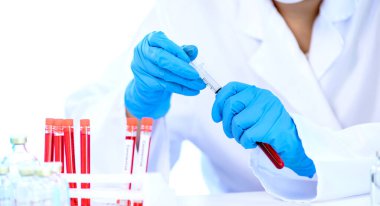 Coronavirus aşısı ve tedavisi olan bir bilim adamı. Hastalıklı hastalar için COVID-19 tedavi edici gelişim. Virüs salgınını önle ve durdur.