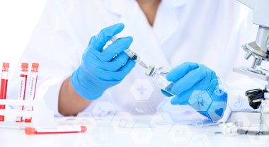 Coronavirus aşısı ve tedavisi olan bir bilim adamı. Hastalıklı hastalar için COVID-19 tedavi edici gelişim. Virüs salgınını önle ve durdur.