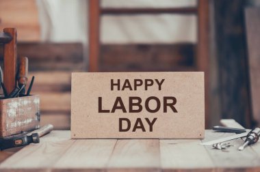 DIY için klasik marangozluk ekipmanları ve marangozluk ve işçilik için çalışma aletleri. Düz ahşap zeminli işçi günü konsepti. Mutlu İşçi Bayramı konsepti