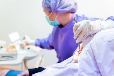 Diş ve diş sağlığı kliniğinde diş sağlığı konsepti. Genç Asyalı hasta için dişçi muayenesi.