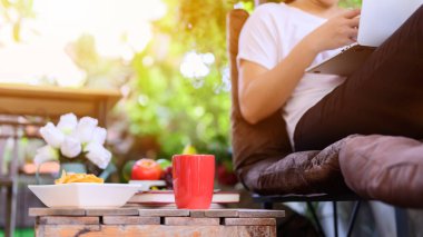 Evden çalışmak (WFH). Kilitlen ve kendini karantinaya al. Sosyal Mesafe ve Fiziksel Mesafe. Evde kal. Kendine dikkat et. Covid-19 'un etkisi ve salgın virüsünü durdurma.