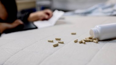 İş adamı baş ağrısı ve ilaç alıyor. İşsizlik ve zihinsel sağlık sorunu. Travma sonrası stres bozukluğu (PTSD). Asya 'daki işçiler için ekonomik sorunlar.