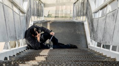 İşsizlik ve zihinsel sağlık sorunu. Travma sonrası stres bozukluğu (PTSD). İstifa ve stres dolu. Corona virüsünün Asya 'daki kaybı. İşçiler için ekonomik sorunlar.