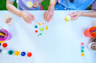 Mutlu Paskalyalar. Renkli yumurta oyuncağı olan çocuk. Mutlu ve eğlenceli bir kutlama Nisan 'da evde ailenle.