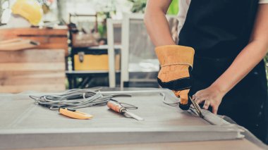 Yeni sivrisinek teli ekranıyla pencere çerçevesini onar. Evi yenilemek için evde kal. Corona virüsü krizi sırasında yaşam tarzı. Evde kendini karantinaya al..