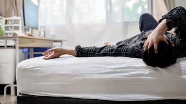 İşsizlik ve zihinsel sağlık sorunu. Travma sonrası stres bozukluğu (PTSD). İstifa ve stres dolu. Corona virüsünün Asya 'daki kaybı. İşçiler için ekonomik sorunlar.