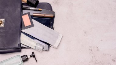 Ev dışında maske ve el jölesiyle yeni normal yaşam tarzı. Corona virüsünden ya da Covid-19 salgınından sonraki yaşam.