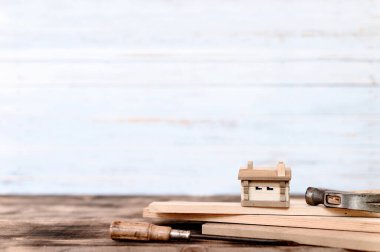 Marangoz dükkanında çalışan bir marangoz. Mobilya için ahşap işçiliği ve ev dekorasyonu konsepti. Dekorasyon için DIY tahtası.