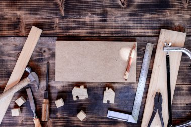 DIY için klasik marangozluk ekipmanları ve marangozluk ve işçilik için çalışma aletleri. Düz ahşap zeminli İşçi Bayramı konsepti.