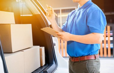 Taylandlı postacı paket ve posta kutularını kontrol ediyor. Asya çevrimiçi alışveriş servisi.