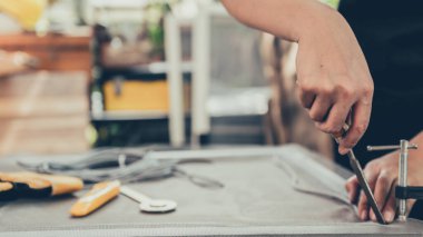 Yeni sivrisinek teli ekranıyla pencere çerçevesini onar. Evi yenilemek için evde kal. Corona virüsü krizi sırasında yaşam tarzı. Evde kendini karantinaya al..