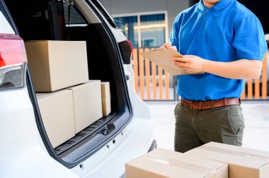 Taylandlı postacı paket ve posta kutularını kontrol ediyor. Asya çevrimiçi alışveriş servisi.