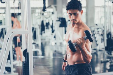 Zihinsel sağlık ve sağlık. Sağlıklı ve sağlıklı. Zihin-vücut gelişimi. Sporcu spor salonunda çalışıyor..