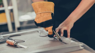 Yeni sivrisinek teli ekranıyla pencere çerçevesini onar. Evi yenilemek için evde kal. Corona virüsü krizi sırasında yaşam tarzı. Evde kendini karantinaya al..