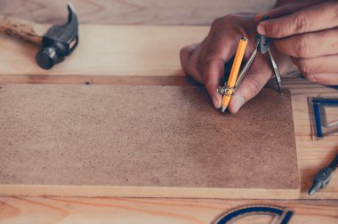 Marangoz dükkanında çalışan bir marangoz. Mobilya için ahşap işçiliği ve ev dekorasyonu konsepti. Dekorasyon için DIY tahtası.