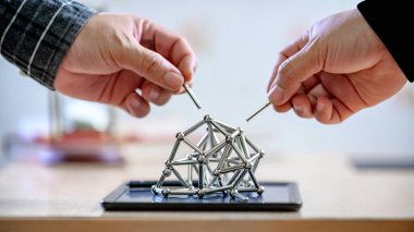 Coronavirus krizi sırasında iş adamı evden çalışıyor. İş başarısı ve takım çalışması konsepti. Yapbozdan kişisel gelişim yeteneği.