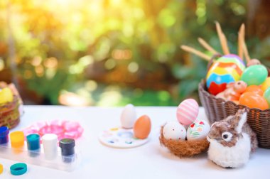 Mutlu Paskalya kavramları, renkli Paskalya yumurtaları.