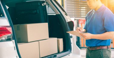 Taylandlı postacı paket ve posta kutularını kontrol ediyor. Asya çevrimiçi alışveriş servisi.