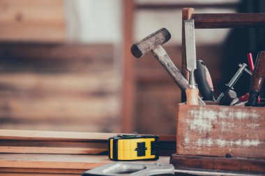 Marangoz evde çalışıyor. İşçi Bayramı konseptin kutlu olsun. Evde kendini karantinaya al..