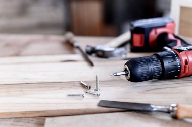 Marangoz dükkanında çalışan bir marangoz. Mobilya için ahşap işçiliği ve ev dekorasyonu konsepti. Dekorasyon için DIY tahtası.