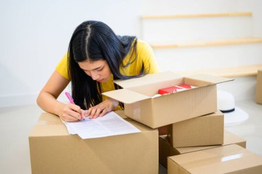 Taylandlı girişimci çift toparlanıyor. Oline alışveriş ve ev teslimatı. KOBİ işi için evdeki karantinayı kapatın ve kendinizi karantinaya alın.