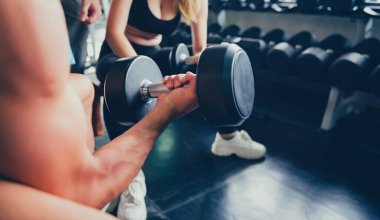 Spor salonunda antrenörle çalışıyorum. Zihinsel sağlık ve sağlık. Sağlıklı ve sağlıklı. Zihin-vücut geliştirmeleri.